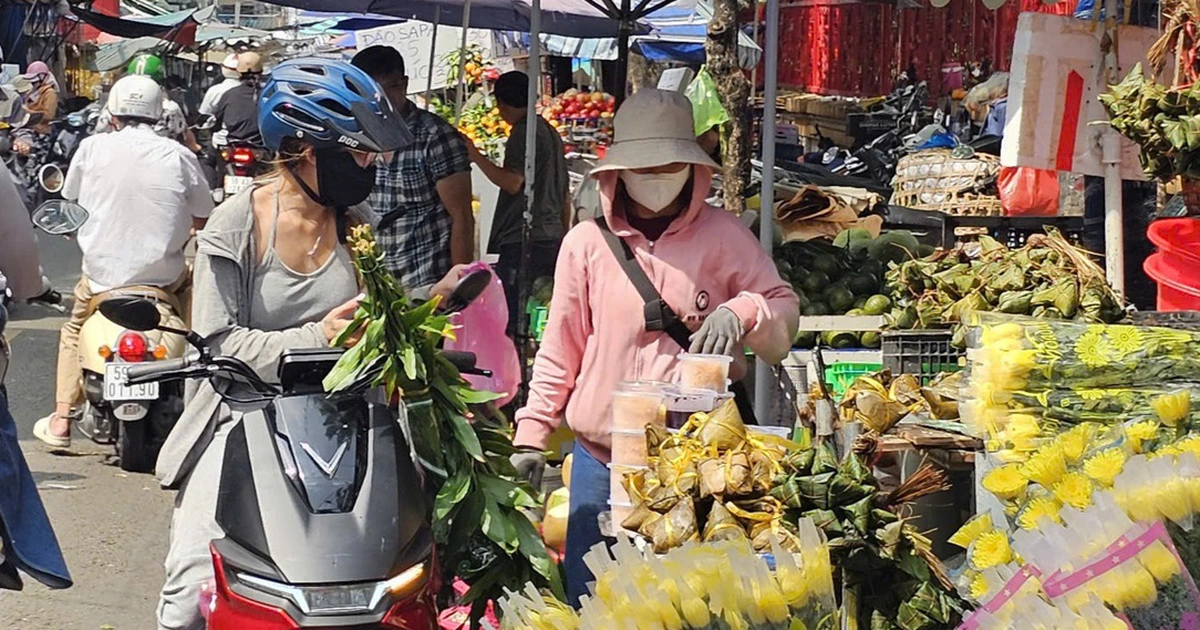 Tiểu thương ngóng khách Tết Đoan ngọ, bánh ú, trái cây ê hề