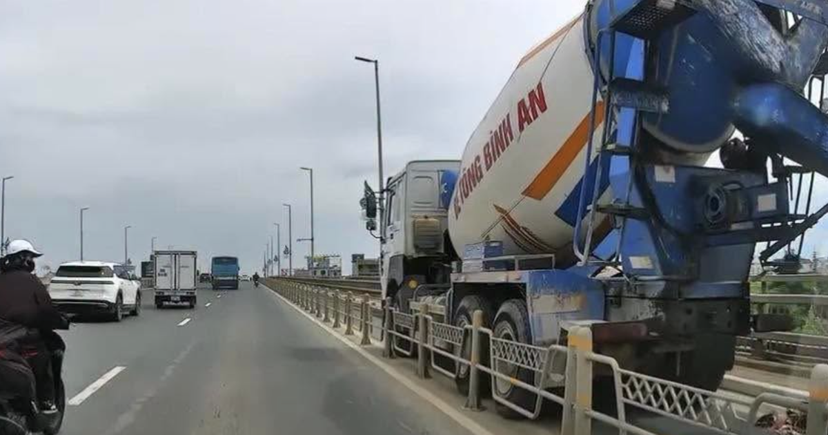 Xe bồn gây tai nạn ở làn xe máy trên đường dẫn cầu Nhật Tân, một người tử vong