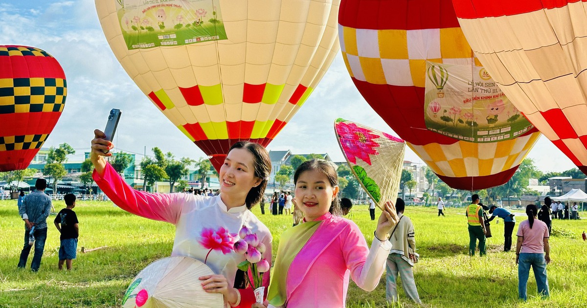 Người dân thích thú ngắm dù lượn, khinh khí cầu và xem diễu hành áo dài sen
