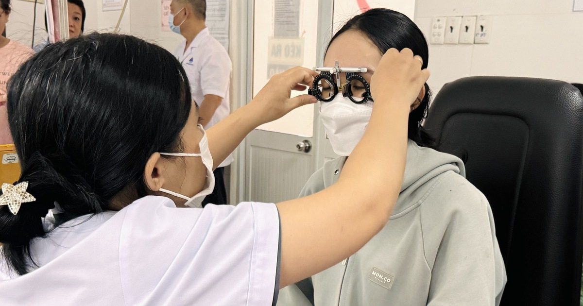 Cận thị học đường tăng vọt, TP.HCM ghi nhận hơn một nửa học sinh mắc tật khúc xạ