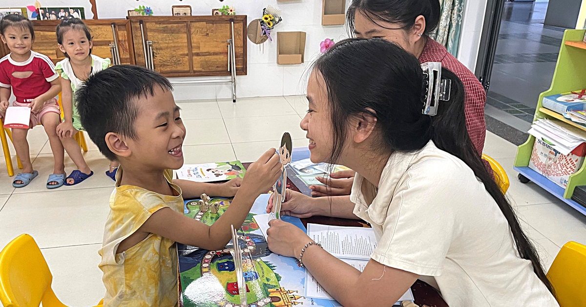 Sinh viên làm trò chơi giúp trẻ học cách phòng tránh xâm hại