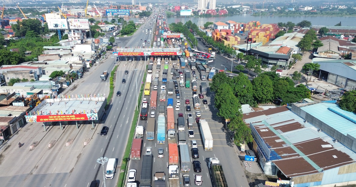 Xe tải lật chắn ngang đường trên cầu vượt Tân Vạn, quốc lộ 1 kẹt gần 5km