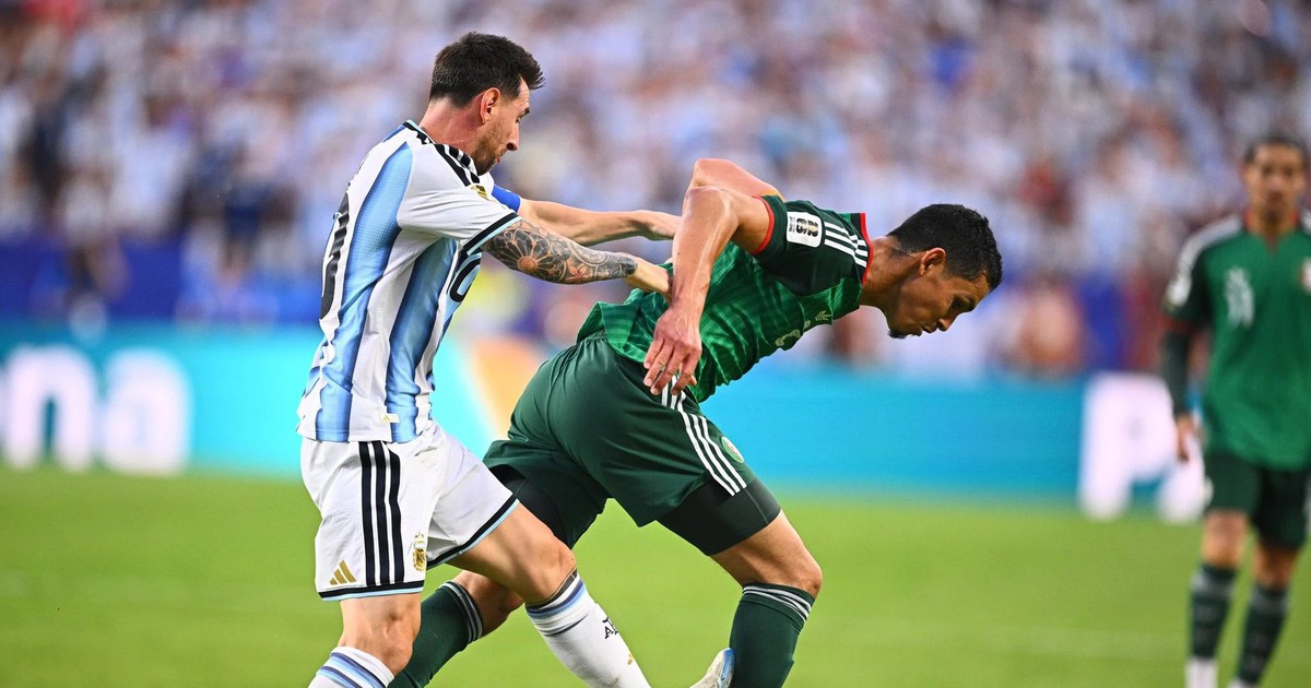 Algeria kiện Messi vì 'chơi xấu'