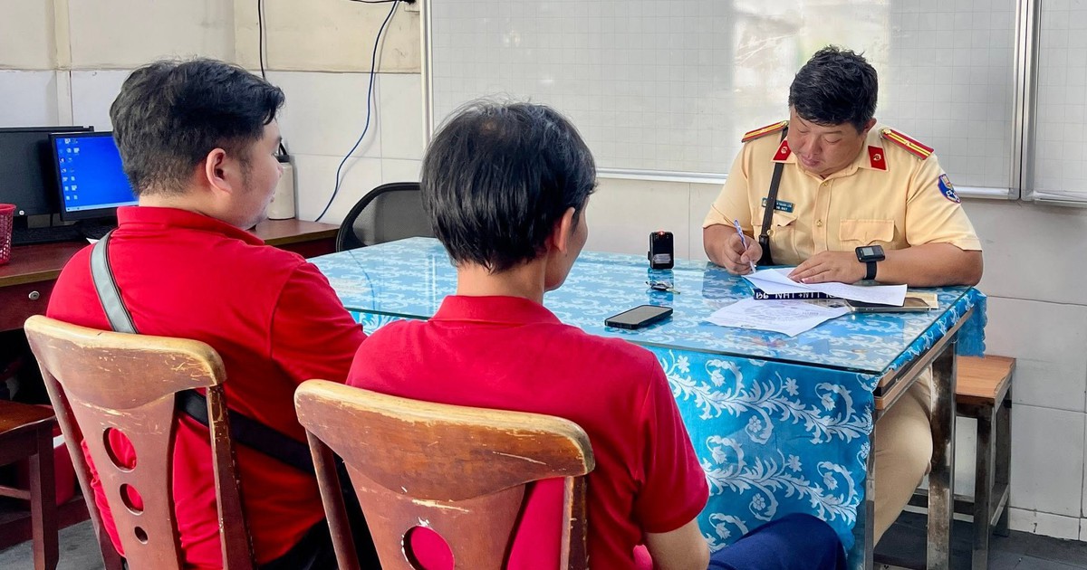 Dùng xe buýt 2 tầng chở hoa hậu Hương Giang 'diễu hành', tài xế và chủ xe bị lập biên bản