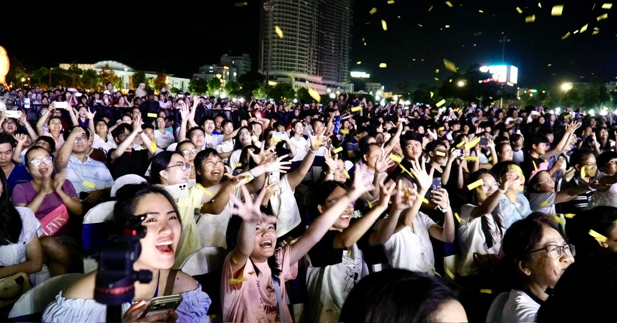 Hàng ngàn người dân, du khách bùng nổ trong đêm khai hội du lịch hè Gia Lai