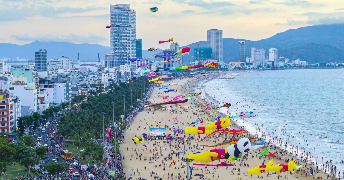 Diều khổng lồ bay rợp trời biển Quy Nhơn