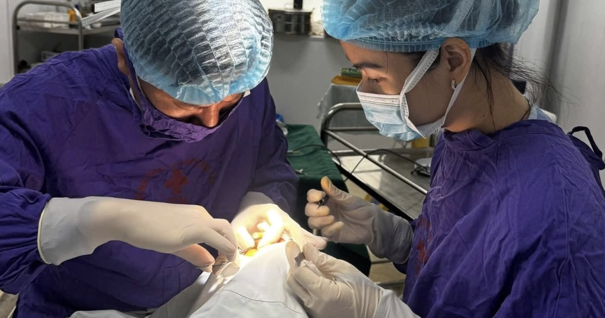 Quả cầu lông đập trúng mắt gây giập nhãn cầu, nguy cơ mất thị lực