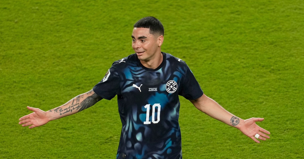 Cầu thủ đầu tiên nhận thẻ đỏ vì dùng tay che miệng tại World Cup