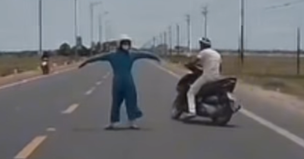 Người phụ nữ nằm ngang giữa đường chặn ô tô vì... mâu thuẫn với chồng