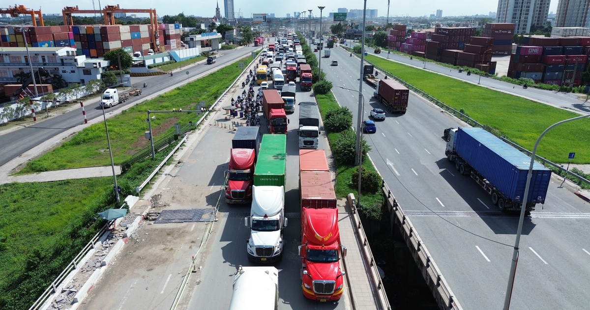 Thu hẹp cầu Đồng Nai để sửa chữa nên kẹt xe, CSGT TP.HCM khuyến cáo tài xế nên đi cao tốc TP.HCM - Long Thành