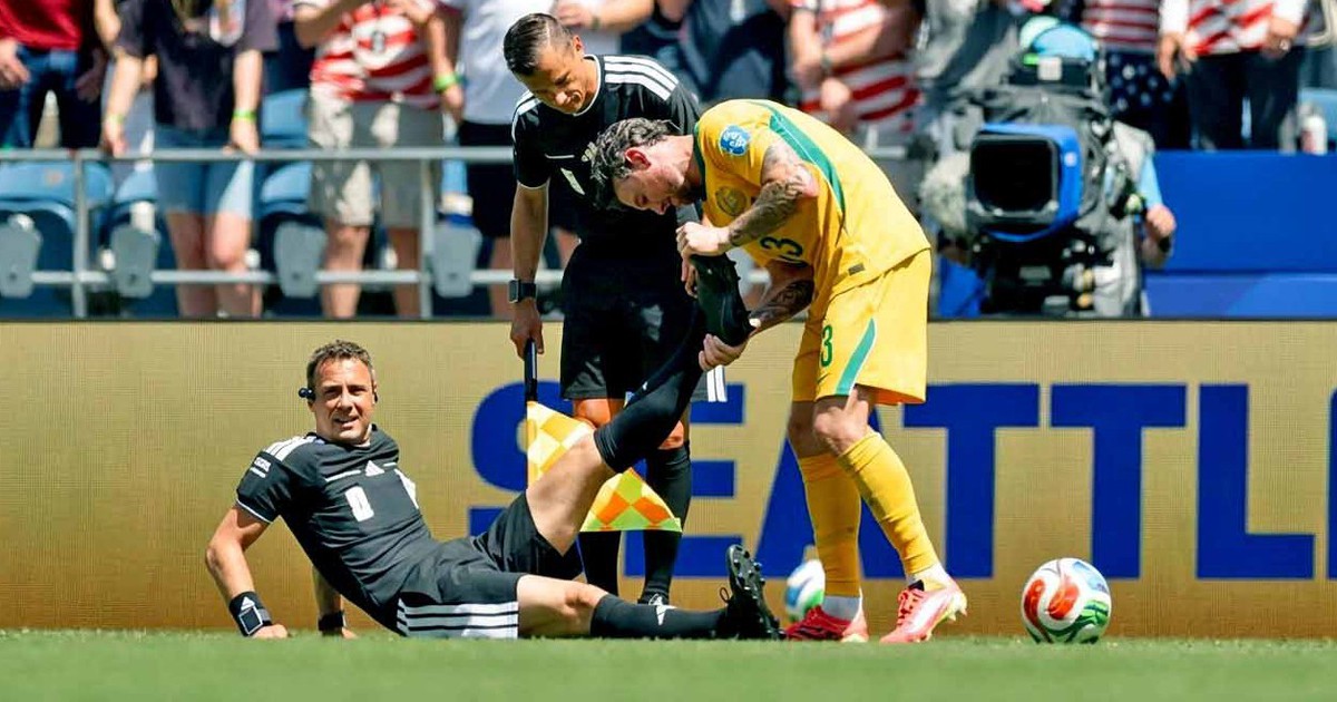 Trọng tài lập kỷ lục rút 7 thẻ vàng, sau đó bị chuột rút gây sốt ở World Cup 2026