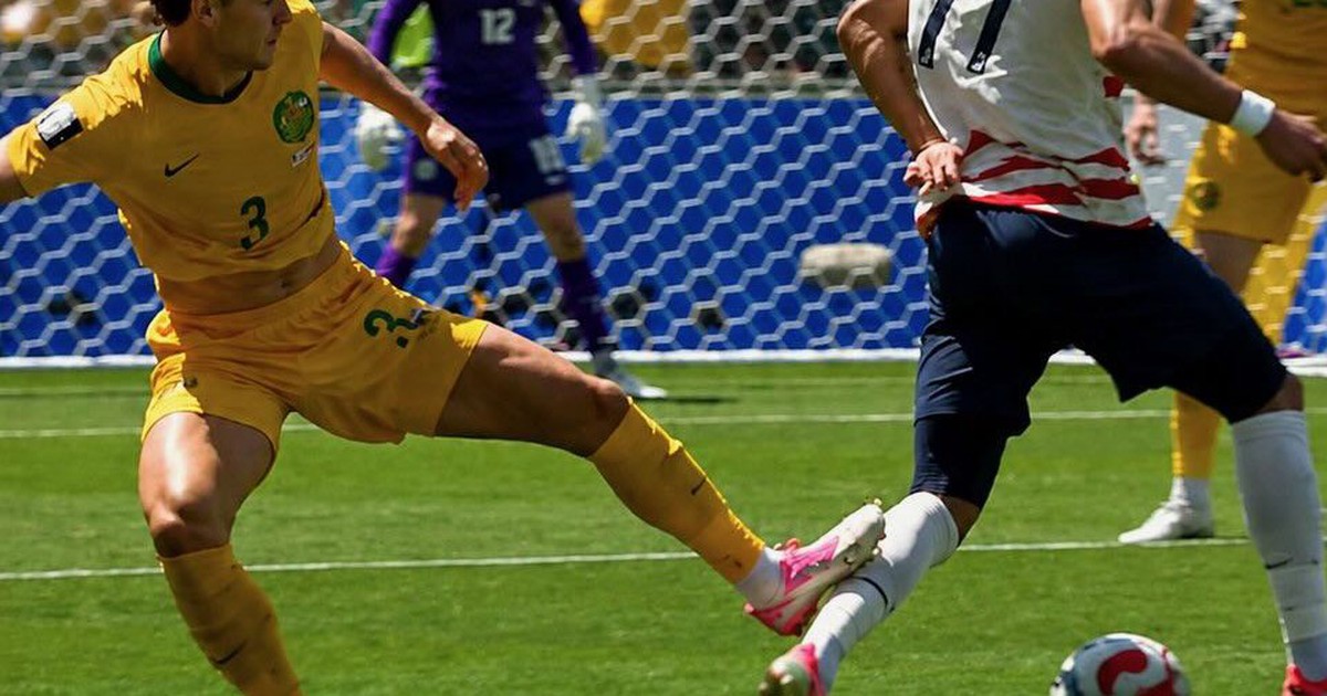 Phạm lỗi giống Messi, cầu thủ Úc bị phạt thẻ vàng, vì sao?