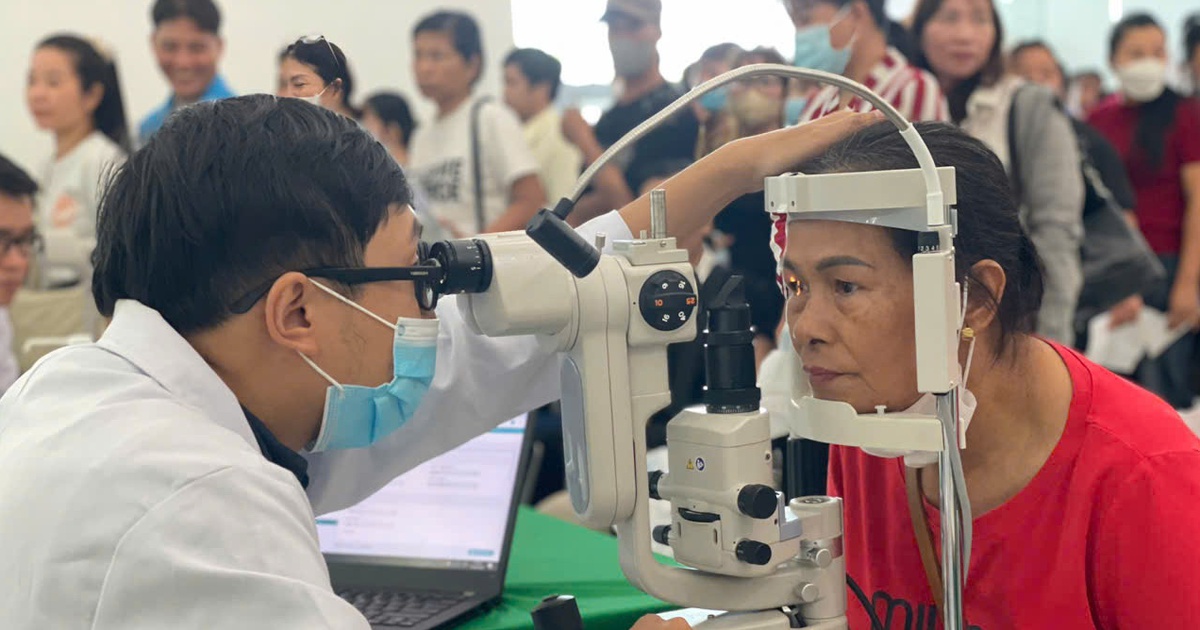 Hơn 2.000 công nhân TP.HCM được khám sức khỏe, tư vấn pháp luật miễn phí