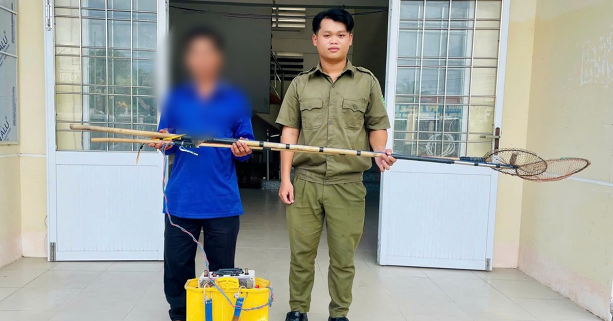 Người dân Đồng Tháp Mười đồng loạt giao nộp kích điện để bảo vệ túi cá tự nhiên