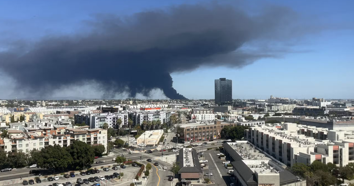 Nhà kho đông lạnh cháy suốt 4 ngày, Los Angeles ban bố tình trạng khẩn cấp