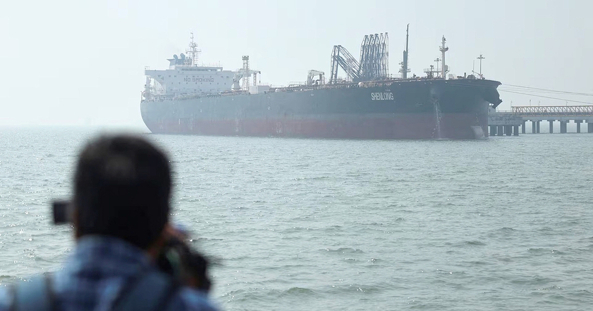 Iran lại đóng cửa Hormuz, kiên nhẫn cạn dần