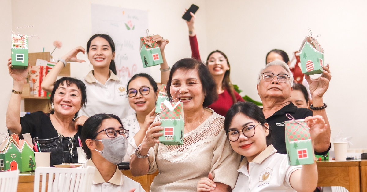Nỗi cô đơn của người già và cạm bẫy trên mạng