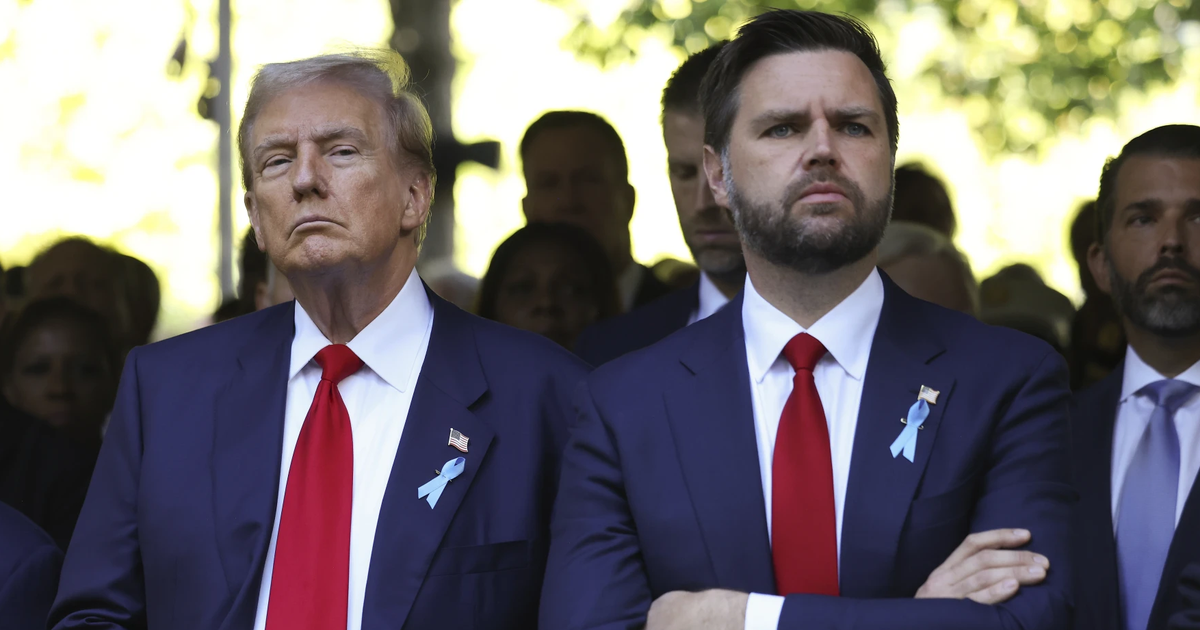 Ông Trump yêu cầu trang phục ở Nhà Trắng: Vest xanh navy, cà vạt trơn màu, giày đen