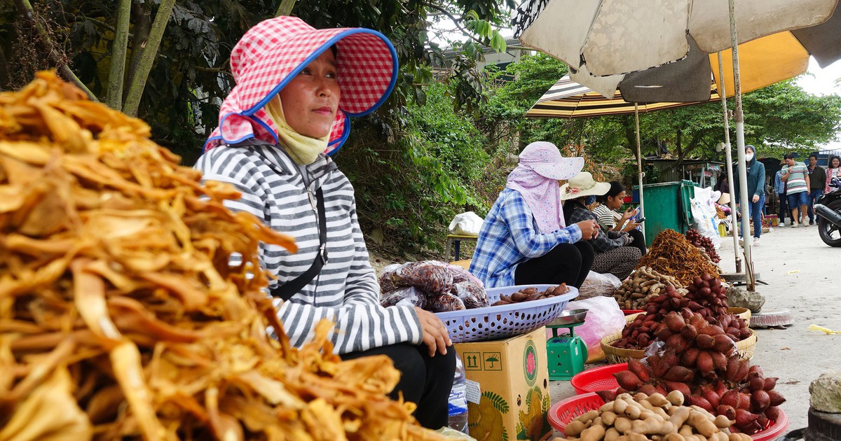 Độc đáo ‘chợ mây’ trên đỉnh núi Cấm