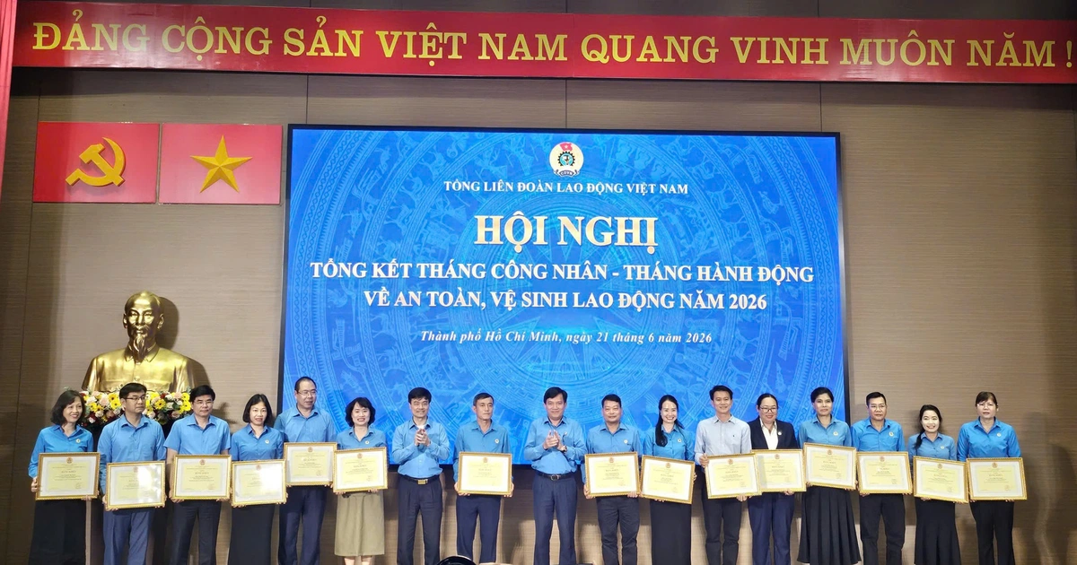 Tổng liên đoàn Lao động Việt Nam trao tặng bằng khen cho Báo Tuổi Trẻ
