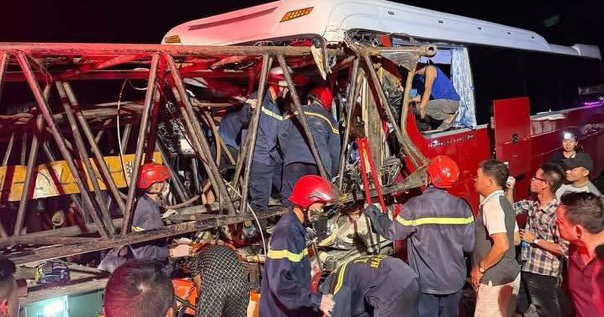 Xe khách va chạm với xe đầu kéo trên cao tốc, 1 người chết, 8 người bị thương