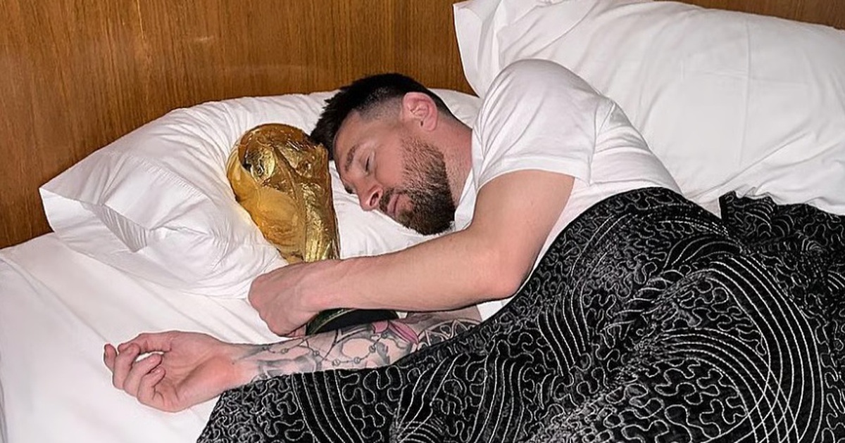 Vì sao Messi và Ronaldo đối lập trong cách ngủ?