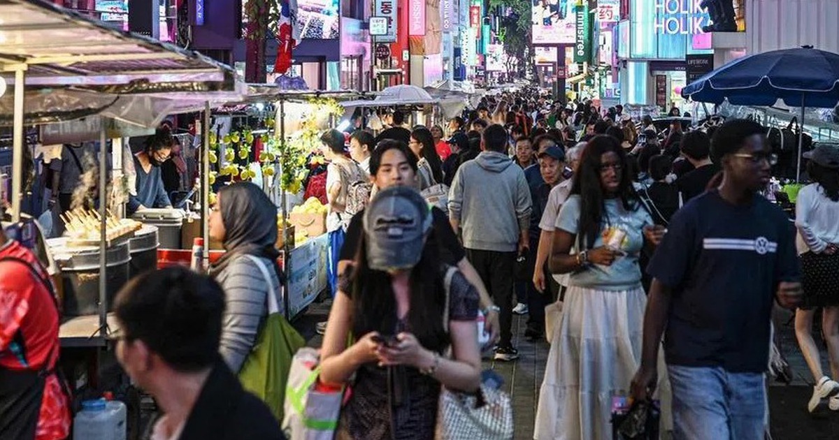 Ngày càng nhiều người trẻ Hàn Quốc về nhà làm 'con cái toàn thời gian'