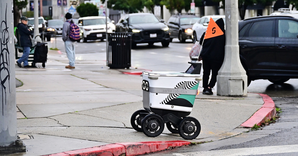 Robot giao hàng, con người làm gì?