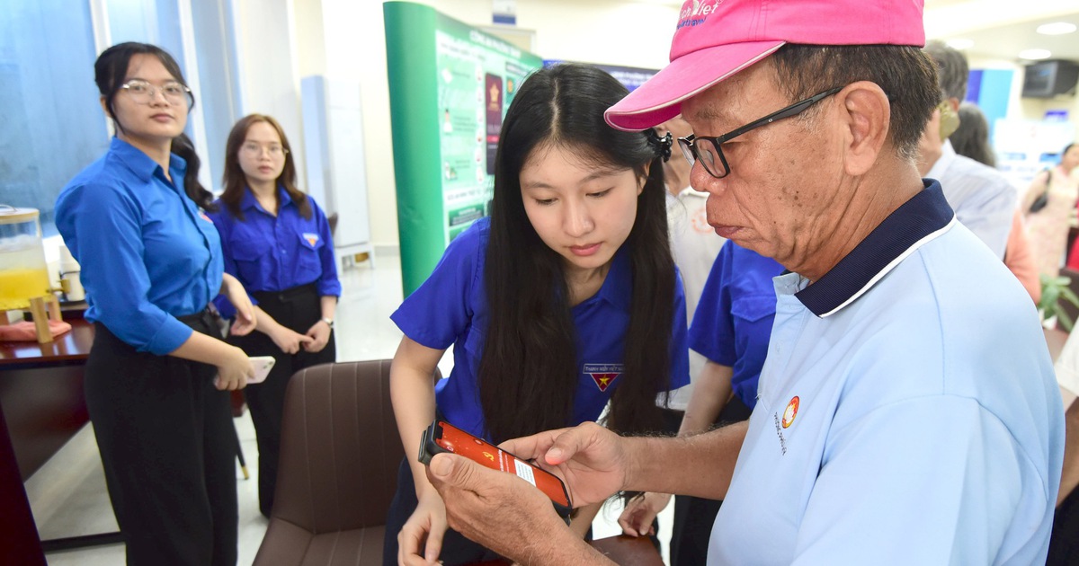 Phường Tân Mỹ đến từng nhà giúp người dân chuyển đổi số, nhận biết thủ đoạn lừa đảo