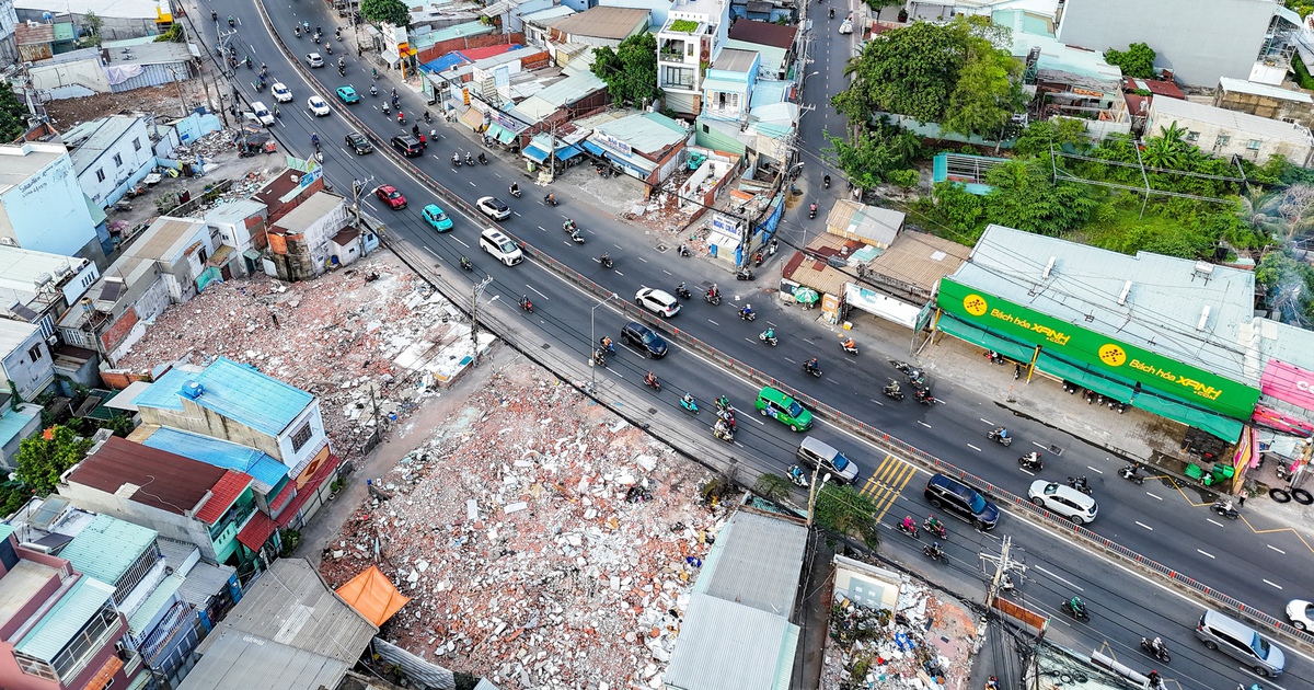 Dọc quốc lộ 13, nhà cửa liên tiếp tháo dỡ để nhường chỗ mở rộng đường