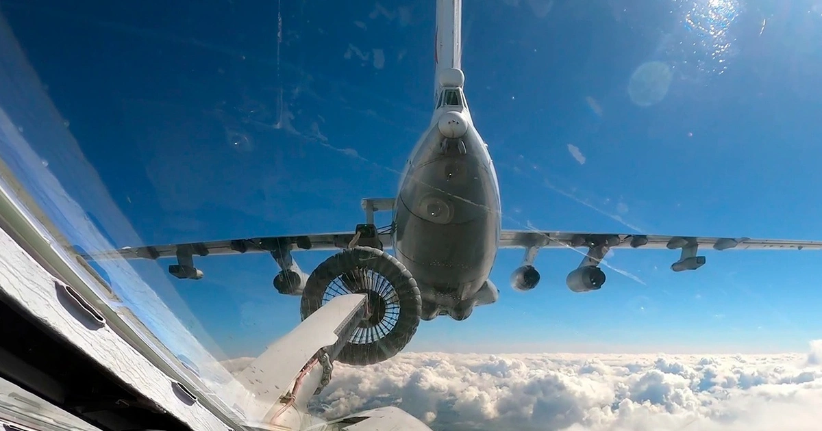 Khoảnh khắc máy bay ném bom Tu-160 của Nga chạm mặt tiêm kích F-35 của NATO