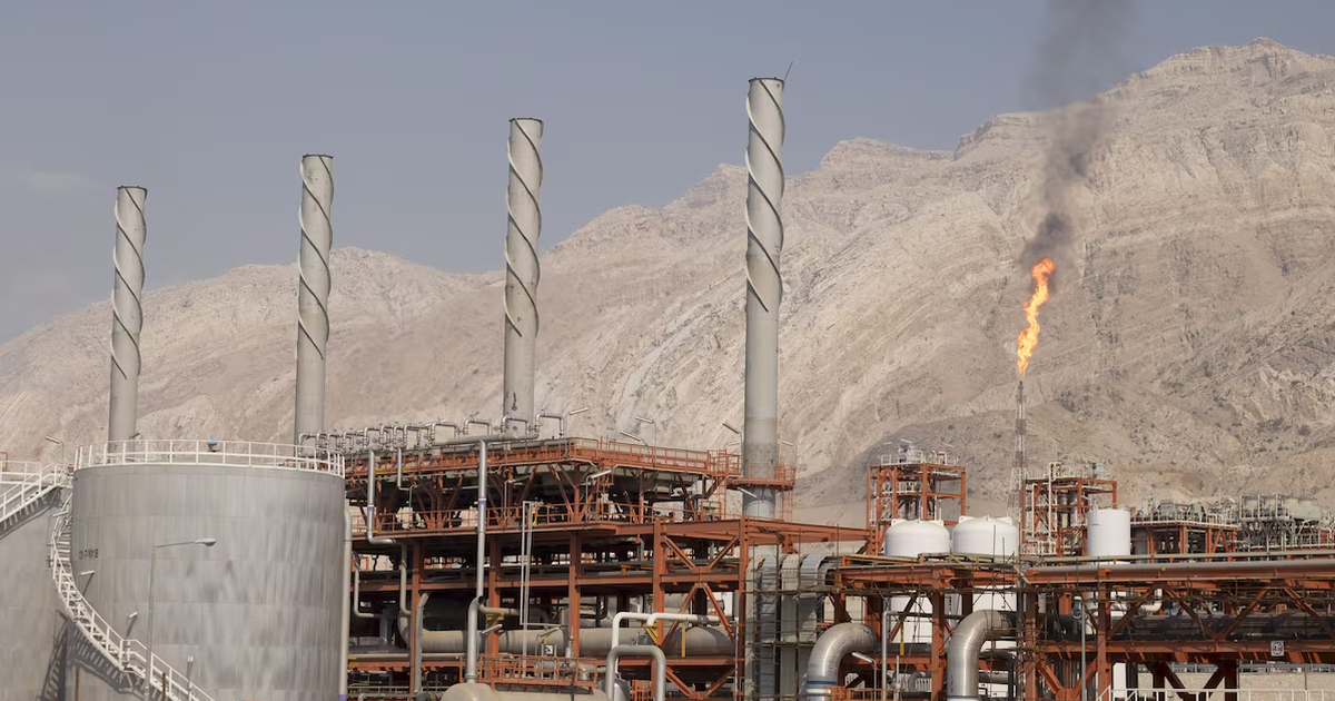 Iran gấp rút tìm cách bán bớt dầu sau khi Mỹ nới lỏng trừng phạt