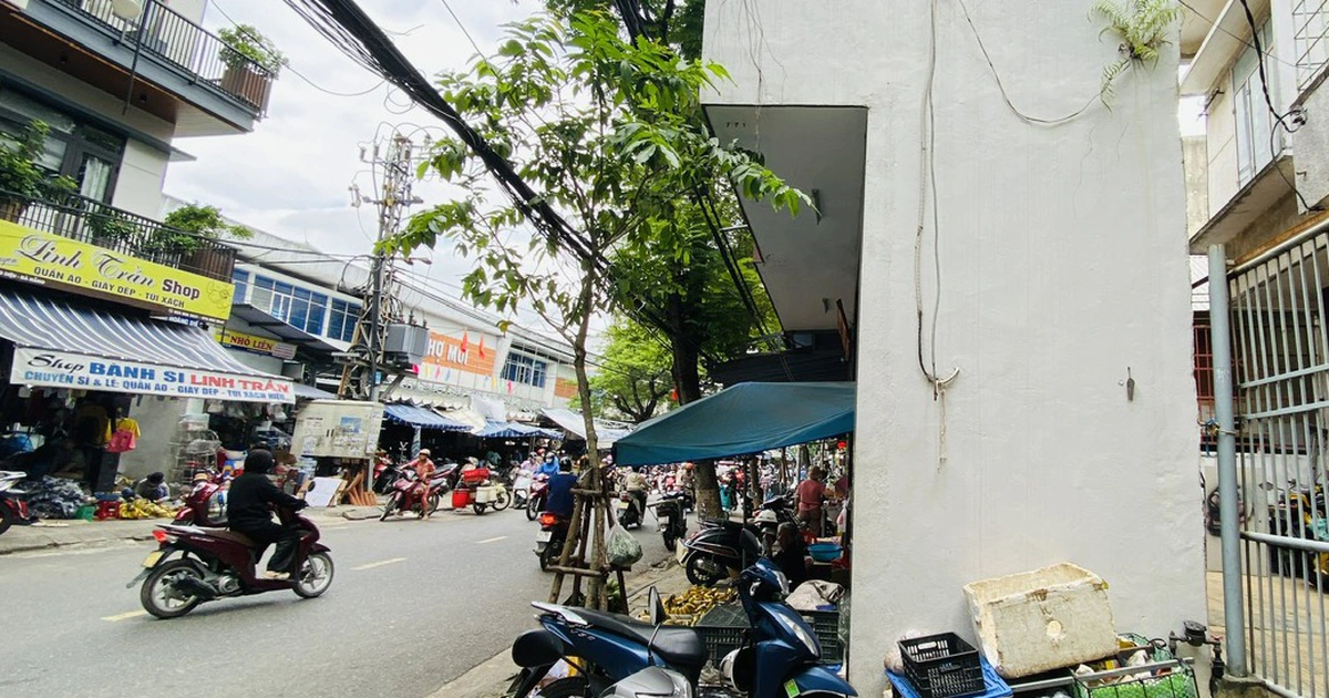 Cận cảnh công trình siêu mỏng 13,8m² chắn trước nhà dân ở Đà Nẵng