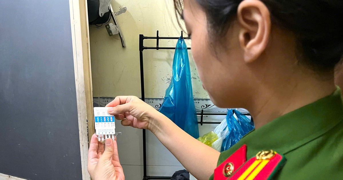 Công an phường gõ cửa từng phòng trọ xét nghiệm ma túy trong cộng đồng