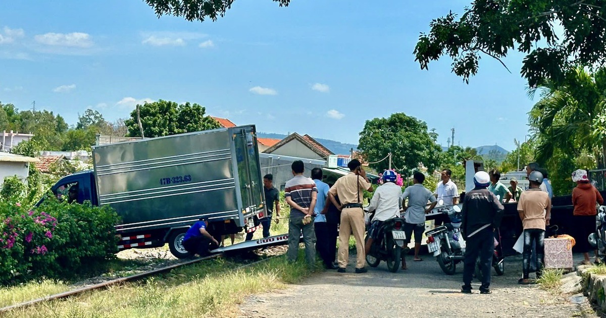 Xe tải 'trôi' từ nhà ra đường sắt, tàu hỏa phải phanh khẩn cấp tránh tai nạn