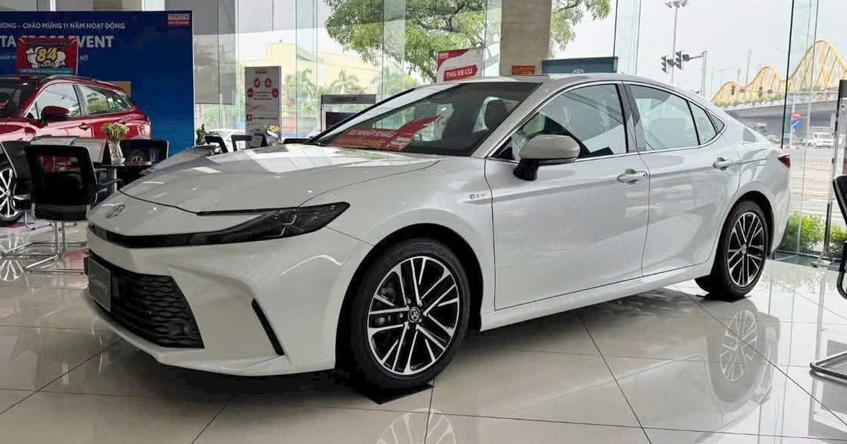 Toyota Camry bỏ bớt phiên bản ở Việt Nam, chỉ còn động cơ hybrid