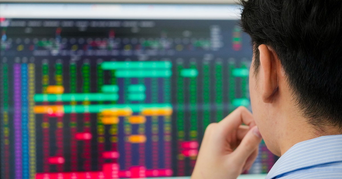 VN-Index giằng co quanh 1.880 điểm, một cổ phiếu ngân hàng bất ngờ tăng trần 9%