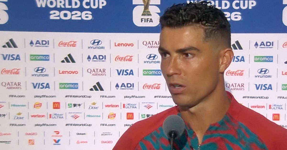 Đang vui, Ronaldo 'đứng hình' vì bị phóng viên đòi... tăng lương