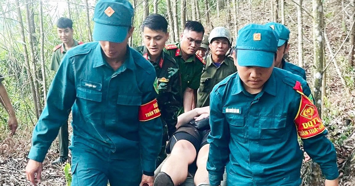 Cứu hộ nam du khách Đức đi phượt bị tai nạn gãy chân ở núi Hóc Chanh