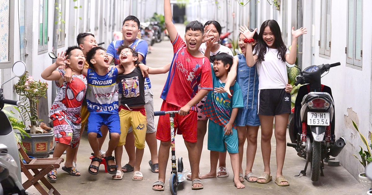 Không thể giao trẻ em cho mạng xã hội: Giành lại tuổi thơ 'lấm bẩn'