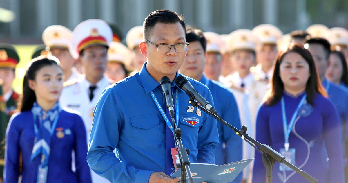 Gần 800 đại biểu thanh niên viếng Chủ tịch Hồ Chí Minh