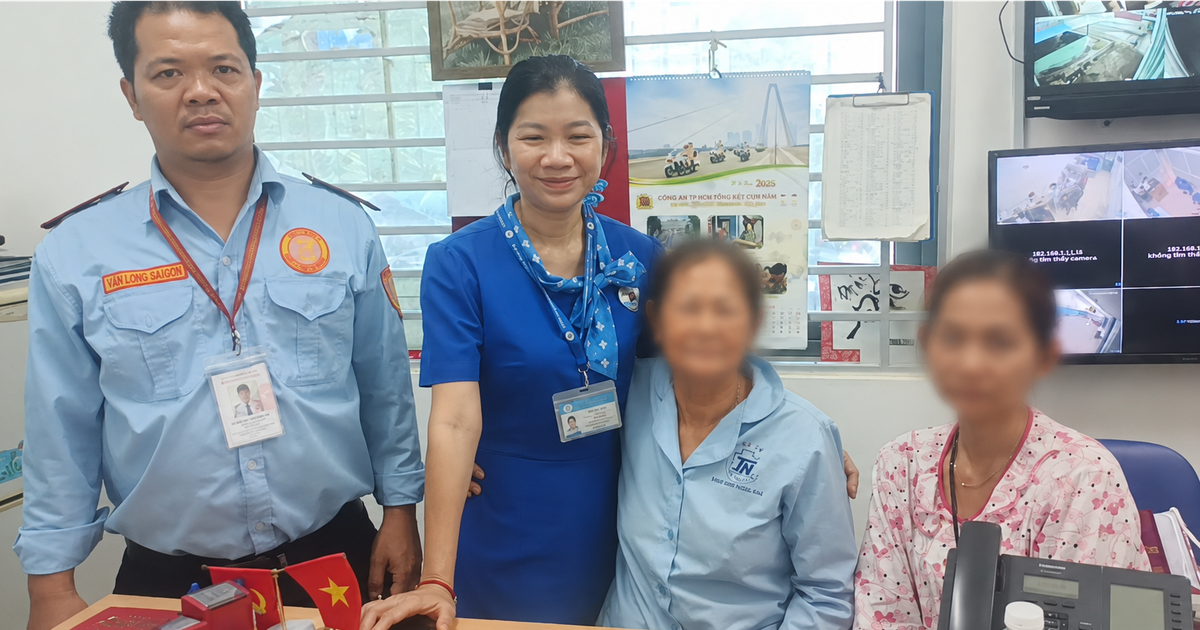 Nữ bệnh nhân vui mừng nhận lại số vàng lớn đánh rơi tại Bệnh viện Thống Nhất