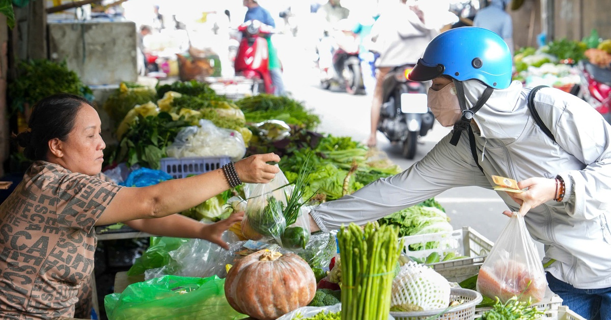 Thị trường TP.HCM ngày 25-6: Mưa nhiều khiến giá nhiều loại rau củ tăng