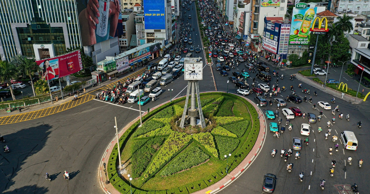 Sau một tháng thí điểm chạy theo đèn tín hiệu, giao thông tại vòng xoay Nguyễn Bỉnh Khiêm ổn định