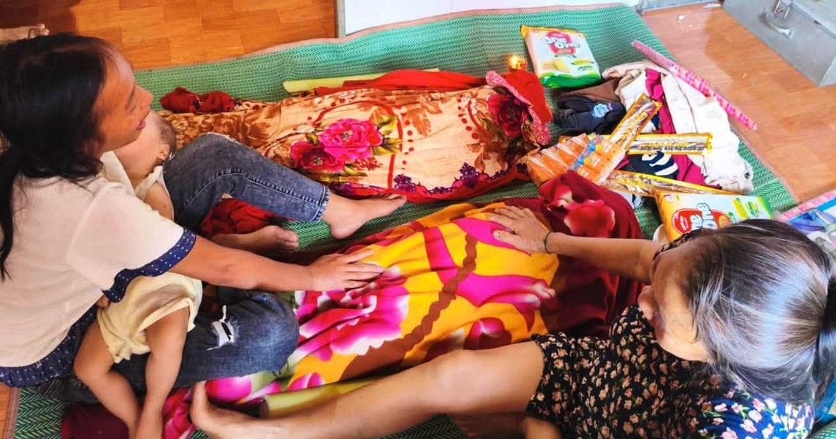 Người mẹ nghèo khóc ngất khi hai con chết đuối dưới ao hàng xóm