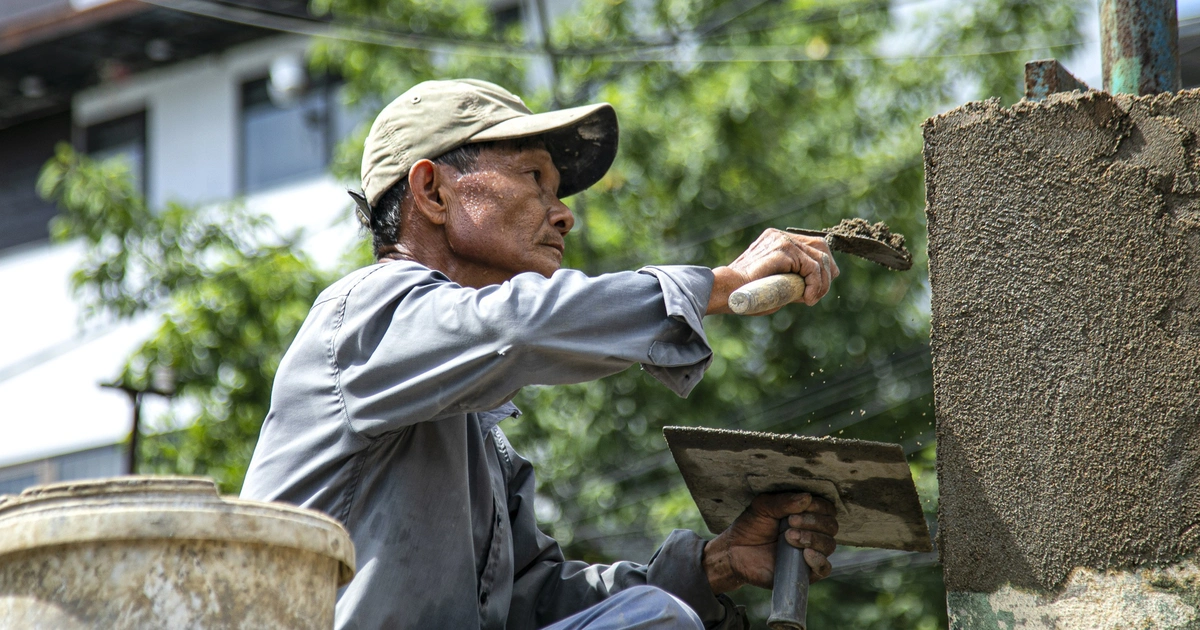 Nhọc nhằn mưu sinh trên công trường xây dựng nắng như đổ lửa