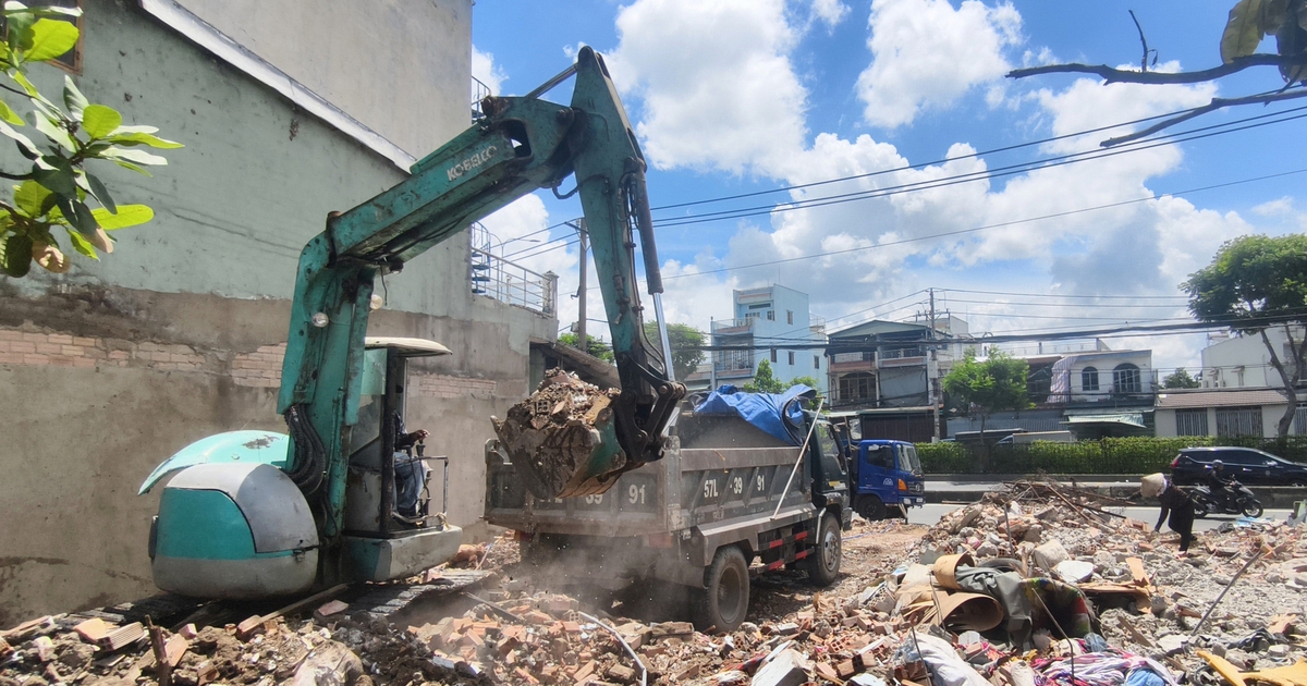 Người dân tháo dỡ nhà, giao mặt bằng dự án nâng cấp quốc lộ 22 TP.HCM