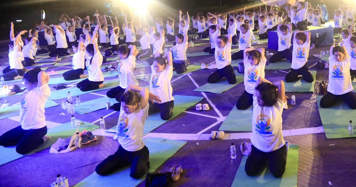 Hàng trăm người đồng diễn yoga bên sông Hàn, lan tỏa thông điệp sống khỏe