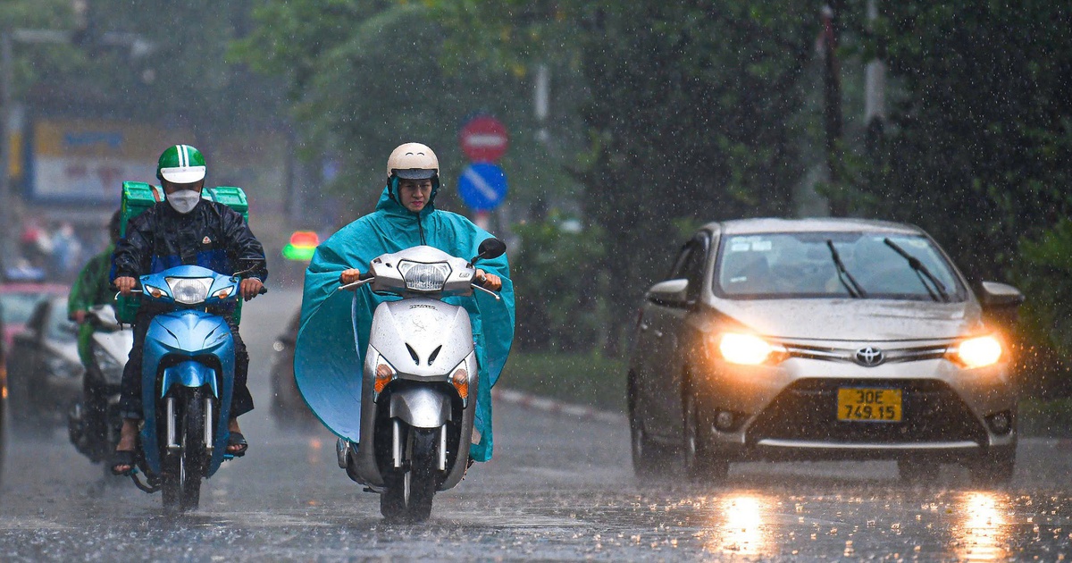 Hà Nội mưa dông sáng nay, vùng núi Bắc Bộ có nơi mưa lớn