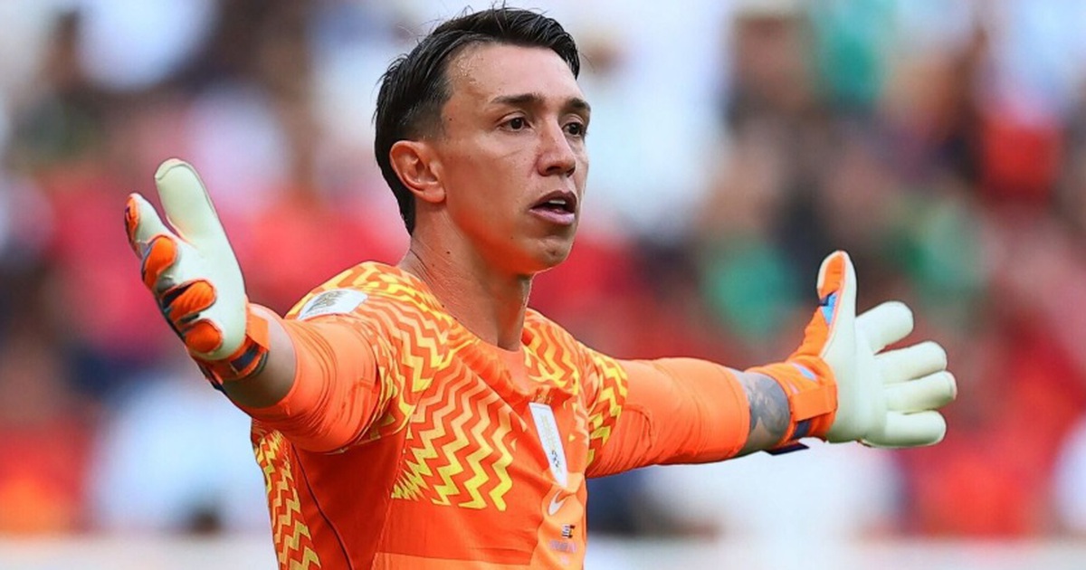 Báo chí gọi Fernando Muslera là 'thủ môn tệ nhất lịch sử World Cup'
